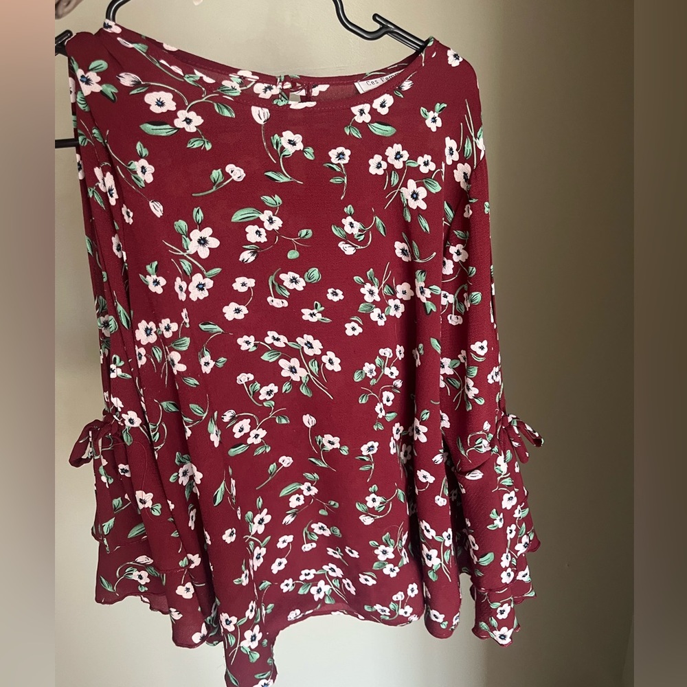 Floral blouse with cutouts in mid arm. Super cute and airy!